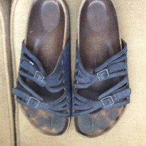 Birkenstock’s navy sandals 👡